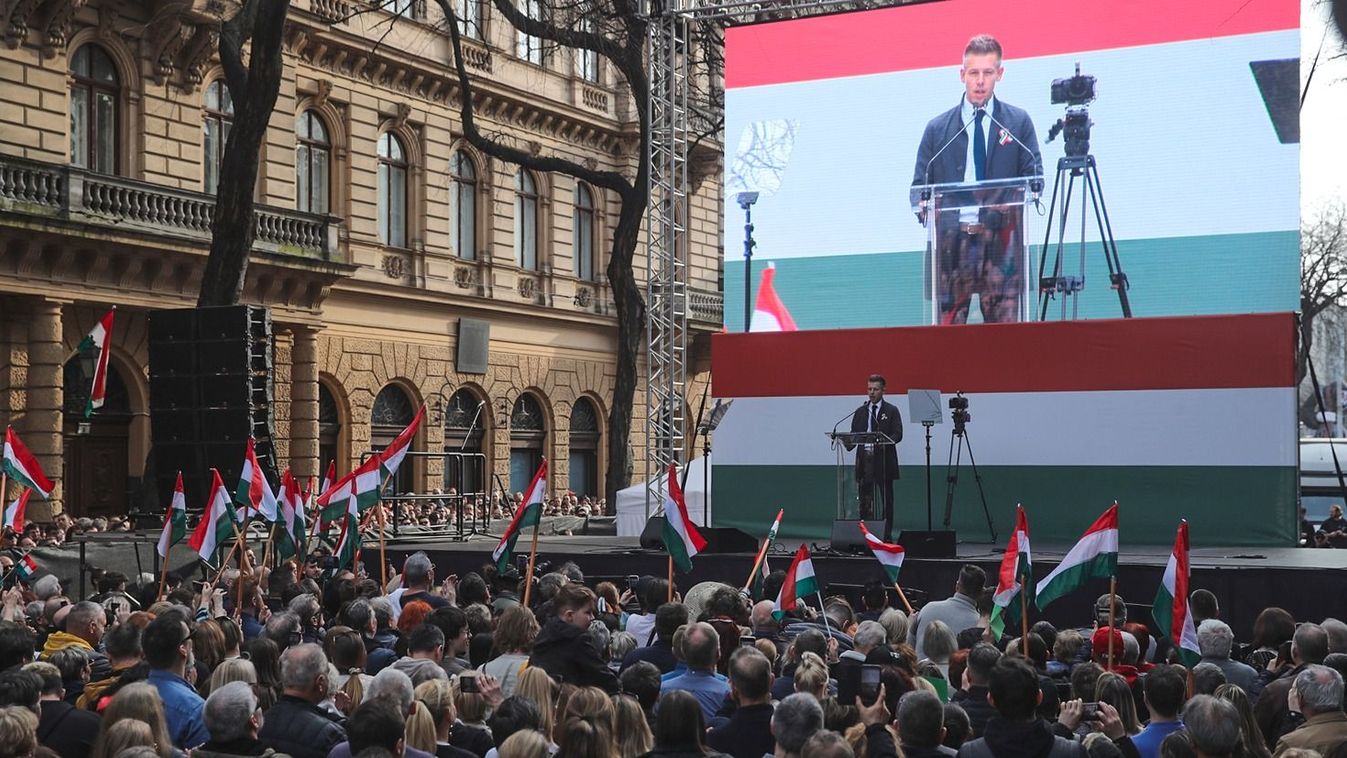 Magyar Péter zászlót bont március 15.
