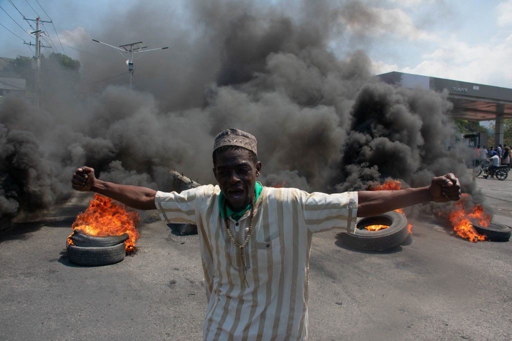 Tüntető a haiti Port-au-Prince-ben, 2024. március 12-én. (Fotó: Clarens SIFFROY / AFP)