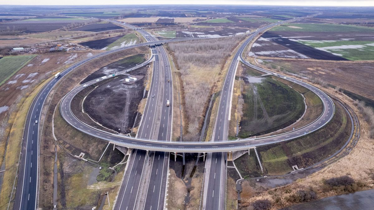 Lezárták az M35-ös autópályát baleset miatt