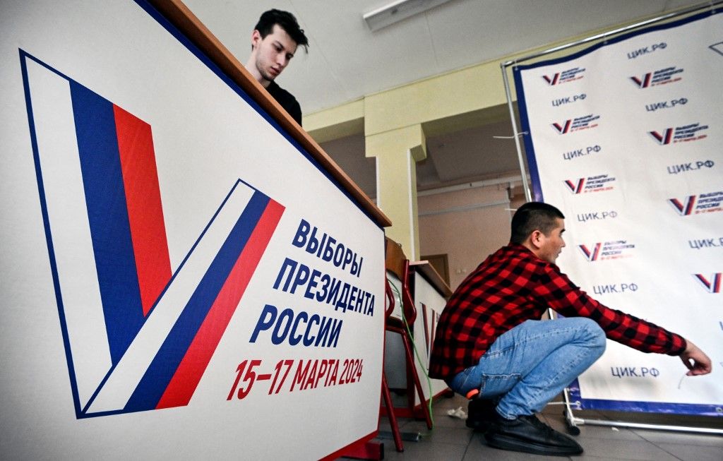Önkéntesek szavazóhelyiségekben Oroszországban (Fotó: Alexander NEMENOV / AFP)