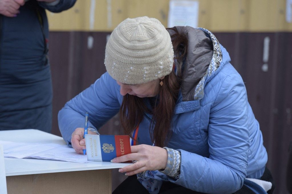 Az emberek egy mobil szavazóhelyiségben adták le szavazataikat az orosz elnökválasztás előrehozott szavazása során az orosz-ukrajnai háború közepette, 2024. március 10-én, Donyeck régióban, Ukrajnában. Stringer / Anadolu ( Fotó: STRINGER / ANADOLU / Anadolu az AFP-n keresztül)