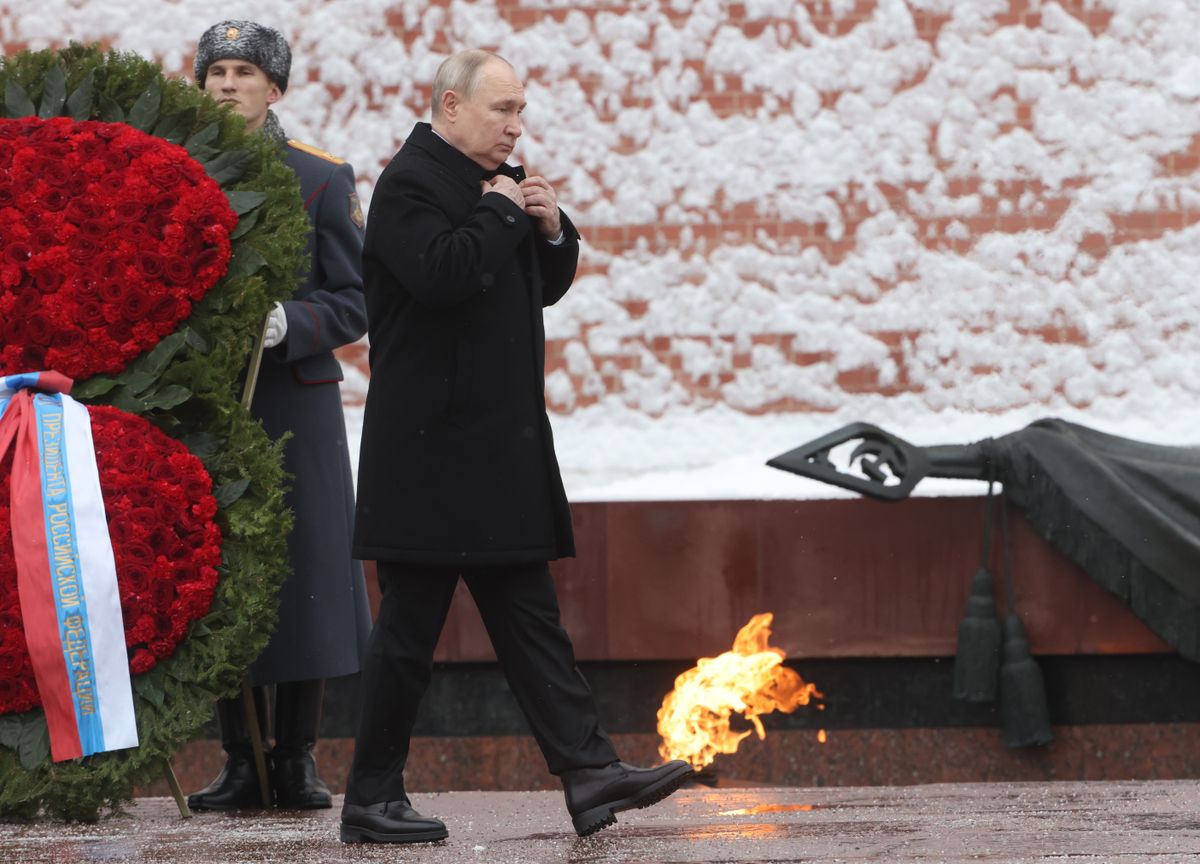 Putin Honours Unknown Soldier On Defender Of The Fatherland Day