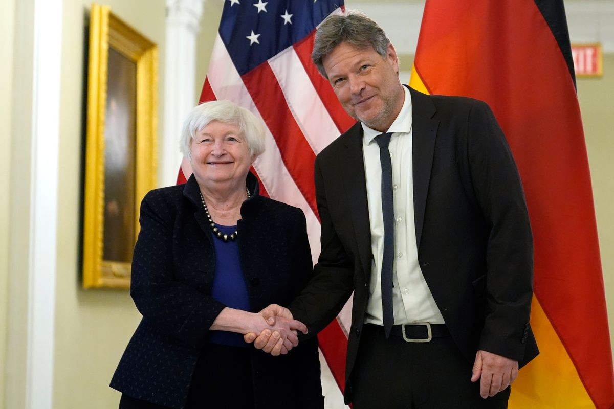 Janet Yellen amerikai pénzügyminiszter Robert Habeck német alkancellárt, gazdasági és klímavédelmi minisztert fogadja Washingtonban 2024. március 7-én. (Fotó: MTI/AP/Susan Walsh)