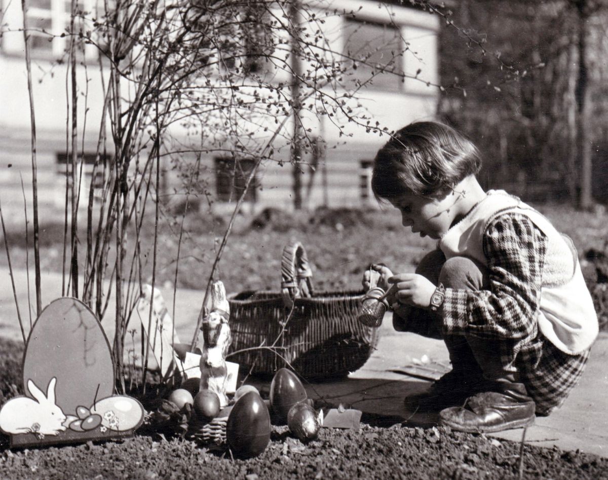 Kislány húsvéti csokitojásokkal 1946-ban