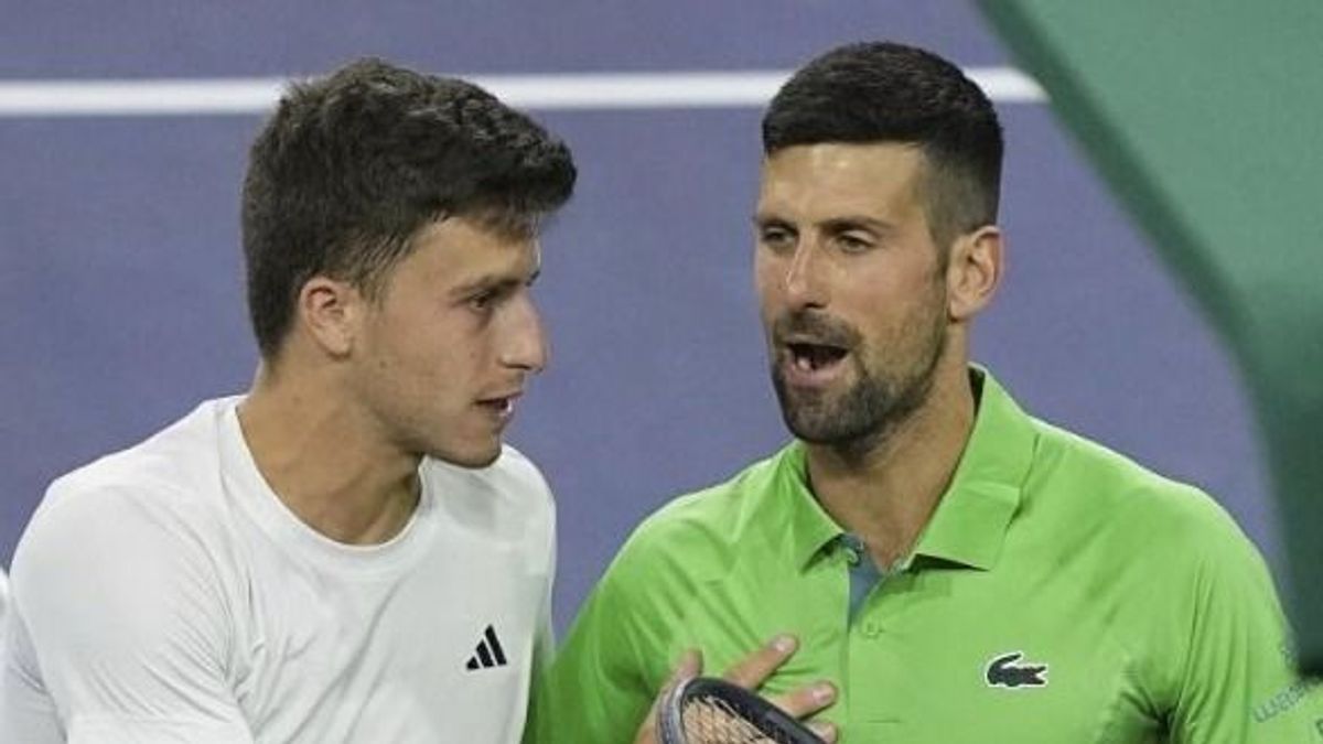 Novak Djokovics poszterét nézi otthon, most legyőzte a világelsőt + videó