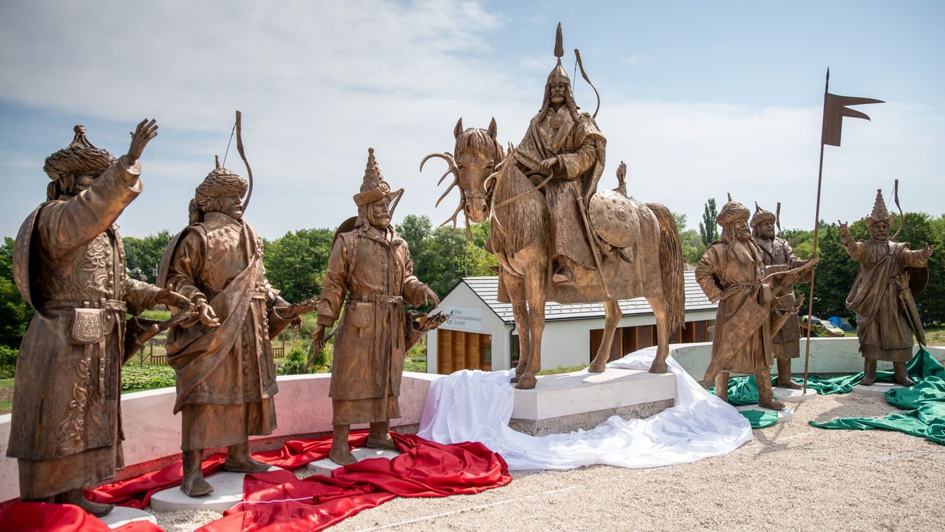 Árpád és vezérei szoborcsoport az Ópusztaszeri Nemzeti Történeti Emlékparkban