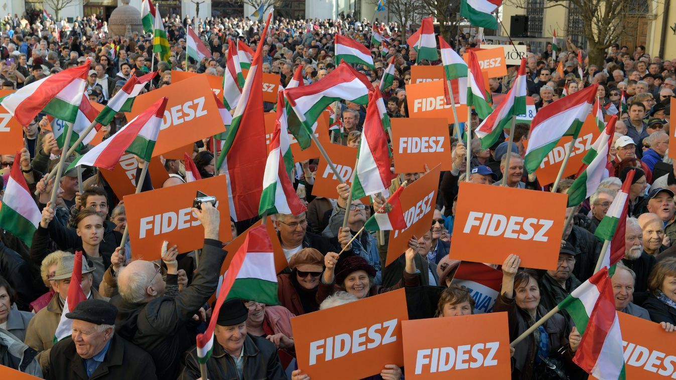 Borítókép: a Fidesz központi kampányrendezvényére váró tömeg Székesfehérváron 2018-ban (Fotó: MTI/Szigetváry Zsolt)