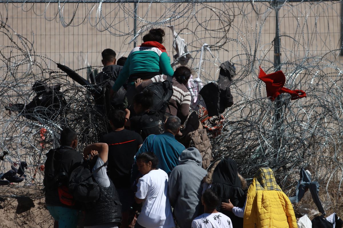 A határkerítést is átvágják a migránsok (Fotó: Christian Torres/ANADOLU/Anadolu via AFP)