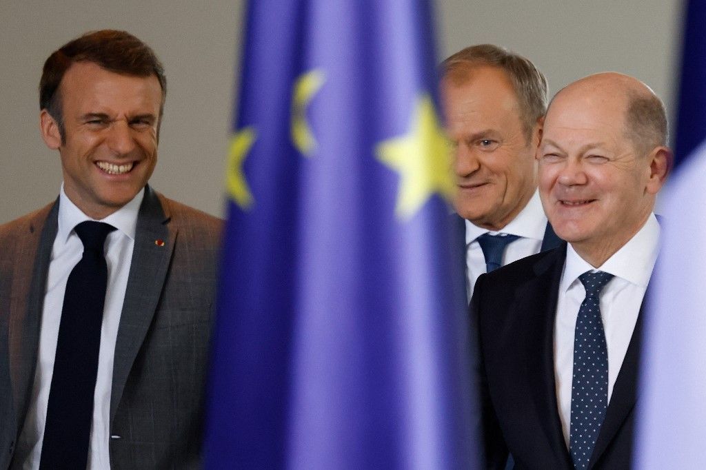 Emmanuel Macron francia elnök, Donald Tusk lengyel miniszterelnök és Olaf Scholz német kancellár sajtótájékoztatóra érkezik 2024. március 15-én Berlinben a kancellárián. (Fotó: Odd ANDERSEN / AFP)