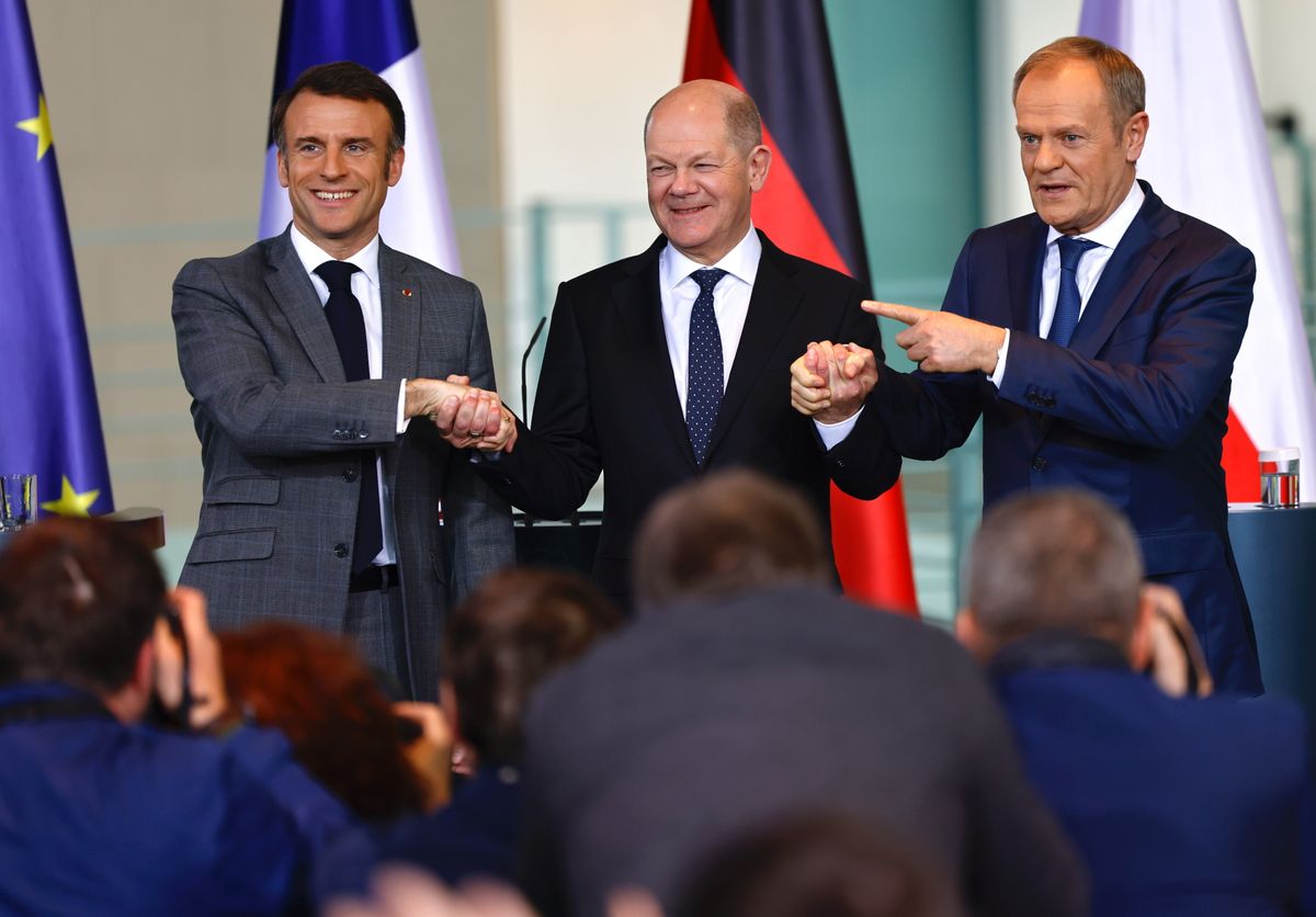 Olaf Scholz német kancellár, Emmanual Macron francia elnök és Donald Tusk lengyel miniszterelnök kezet fog közös sajtóértekezletük után a berlini kancellári hivatalban a lengyel-francia-német együttműködési csoport, az úgynevezett weimari háromszög vezetőinek csúcstalálkozóján 2024. március 15-én. A weimari háromszöget 1991-ben alapította Lengyelország, Németország és Franciaország.