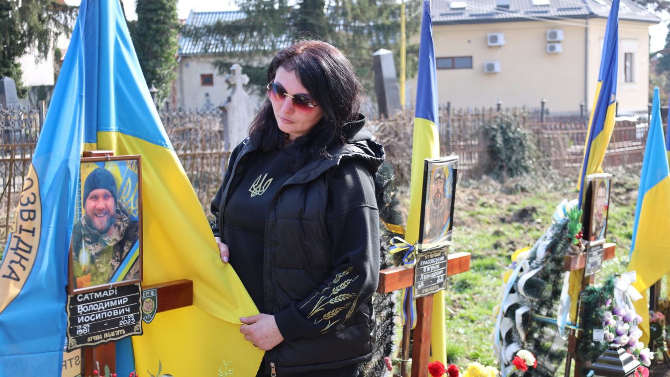 Szatmári Ruszlana  férje sírjánál az ungvári temetőben. 