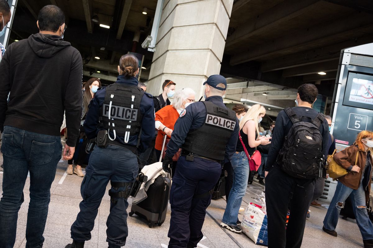 Rengeteg rendőrt vezényelnek az utcákra Franciaországban a fokozott terrorfenyegetettség miatt. Fotó: Hans Lucas via AFP/Sandrine Marty