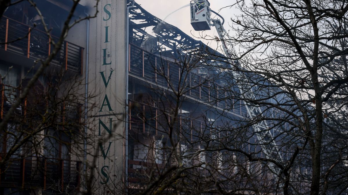 Videón mutatjuk, hogy néz ki most madártávlatból a kiégett Silvanus Hotel