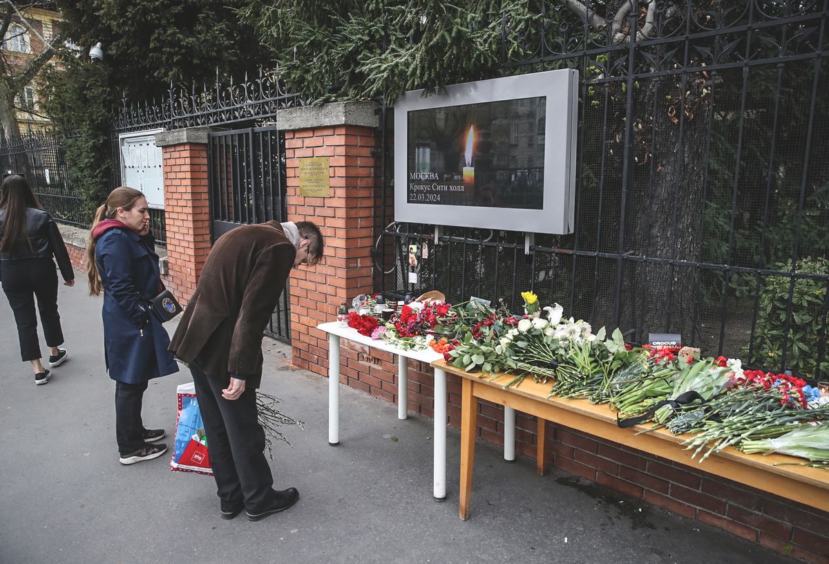 Járókelők virágot tesznek a budapesti orosz nagykövetség elé a moszkvai terrortámadás után (Fotó: Teknős Miklós)