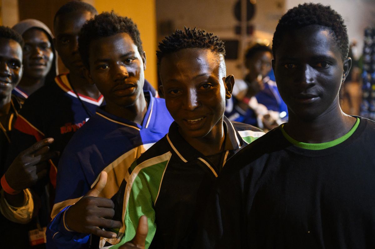 Az illegális bevándorlók elárasztják Európát (Fotó: Valeria Ferraro / ANADOLU AGENCY / Anadolu via AFP)