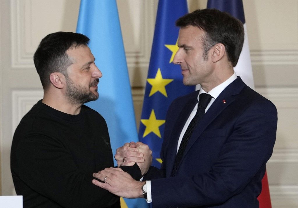 Emmanuel Macron francia elnök (r) kezet fog Volodimir Zelenszkij ukrán elnökkel (l) a párizsi Elysée elnöki palotában tartott sajtótájékoztatón 2024. február 16-án, a kétoldalú biztonsági megállapodás aláírása után. (Fotó: AFP/Thibault Camus)