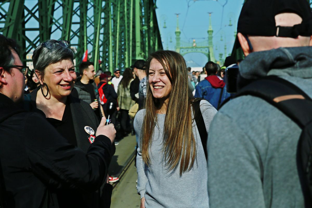  a Magyar Kétfarkú Kutya Párt +Tanítanék Mozgalom a lezárt Szabadság hídon ünnepel