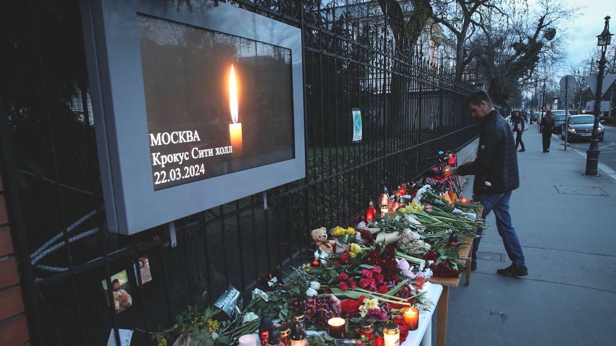 Sokan nem aludtak éjszaka – mondta egy orosz gyászoló a budapesti megemlékezésen