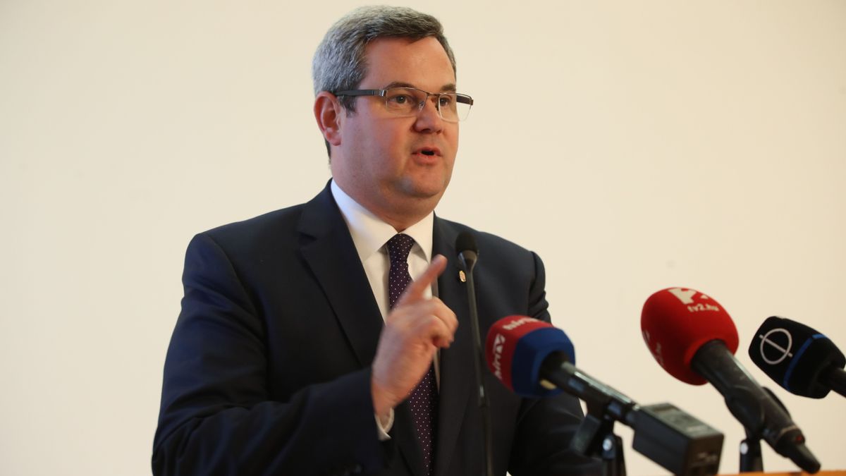 Jó hírt közölt az egészségügyi szakdolgozókkal Takács Péter