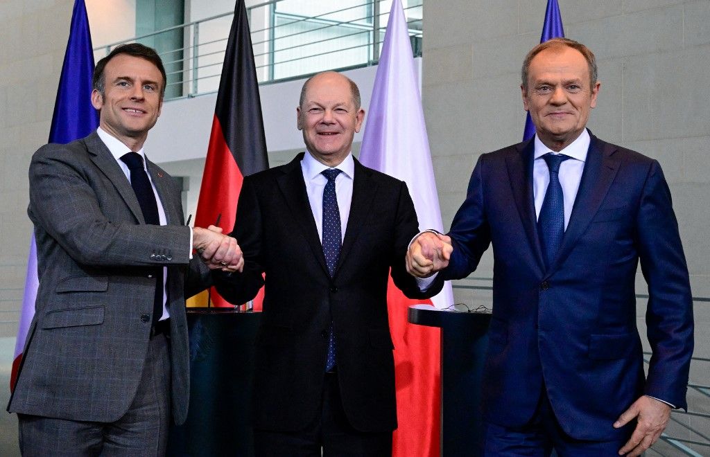 Emmanuel Macron francia elnök, Olaf Scholz német kancellár és Donald Tusk lengyel miniszterelnök 2024. március 15-én a berlini kancellárián tartott sajtótájékoztatón összefogtak. (Fotó: AFP/Tobias SCHWARZ)