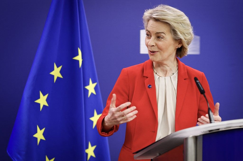 Ursula von der Leyen, az Európai Bizottság elnöke a svájci elnökkel közös sajtótájékoztatón szól a hallgatósághoz az EU brüsszeli központjában 2024. március 18-án. (Fotó: AFP/ Kenzo TRIBOUILLARD)