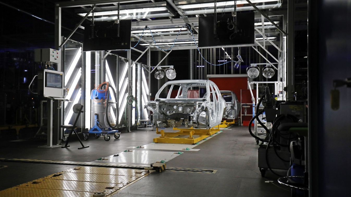 LUS_6443_
autógyár, 20211022 Kecskemét 
Mercedes-Benz Manufacturing Hungary Kft. 
A Mercedes új, teljesen elektromos SUV modellje, az EQB a sorozatgyártás megindítását bejelentő ünnepsége.

Fotó: Kallus György  LUS  Világgazdaság  VG 

A képen: gyár  belső