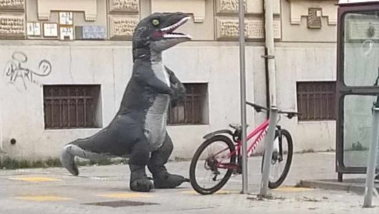 Dinoszaurusz korzózgat a Király utcában