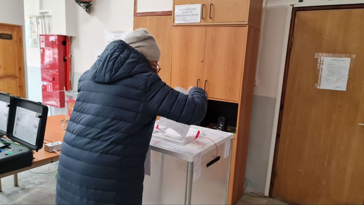 Szavazatot ad le egy nő az egyik Moszkva központjában található szavazóhelyiségeben az orosz elnökválasztáson 2024. március 16-án