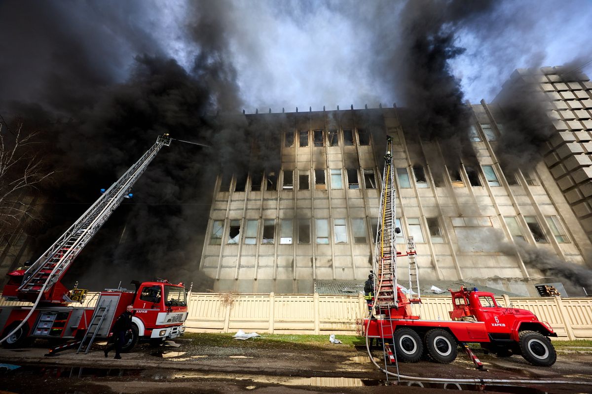 Orosz rakétatalálatot kapott épületet oltanak az ukrán tűzoltók 