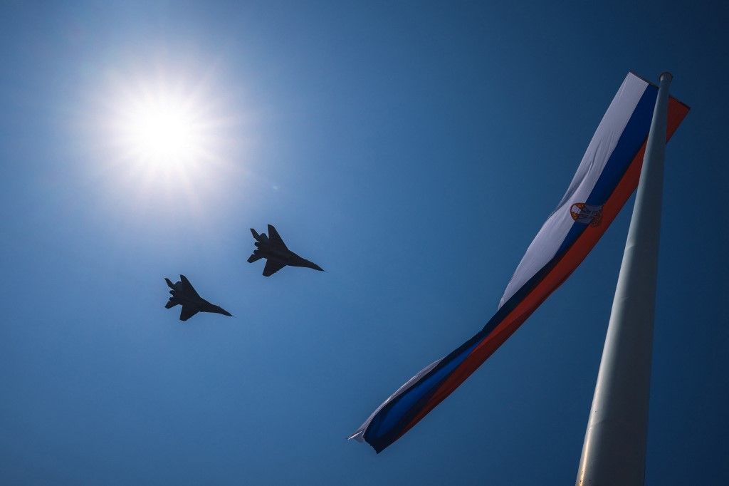 A szerb hadsereg MiG-29-es vadászgépei repülnek a nemzeti zászló felett 2023. szeptember 9-én. A repülőknek élesben is akcióba kellett lépniük. (Fotó: Andrej ISAKOVIC / AFP)