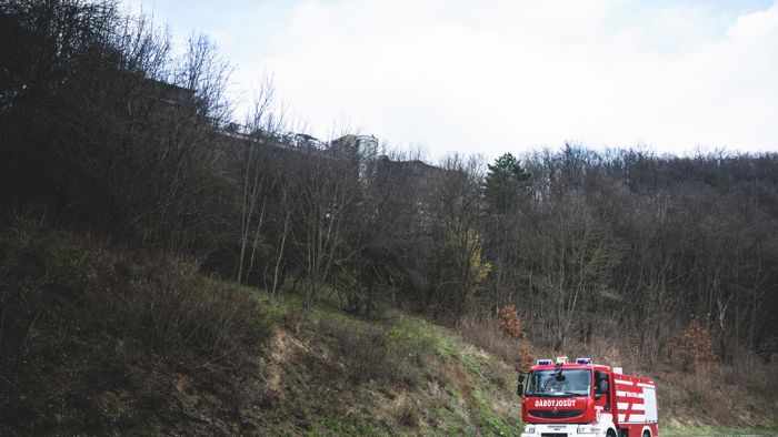 LAB_0866kigyulladt a Silvanus Hotel Visegrádon

tűzoltóautó