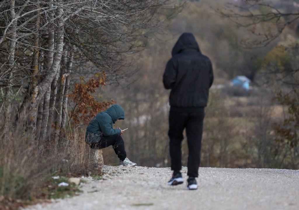 Migránsok várakoznak a Lipa migránstábor előtt Boszniában 2023. november 8-án. (Fotó: Damir SENCAR / AFP)