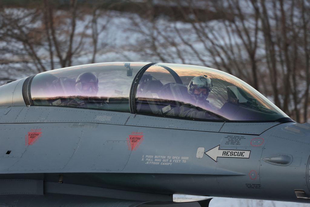F-16vadászgép, repülő