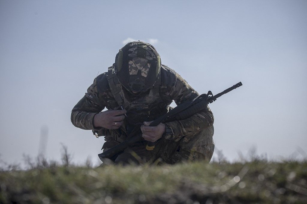 Ukrán tengerészgyalogos katona készül a frontra. (Fotó: Gian Marco Benedetto / ANADOLU / Anadolu az AFP-n keresztül)