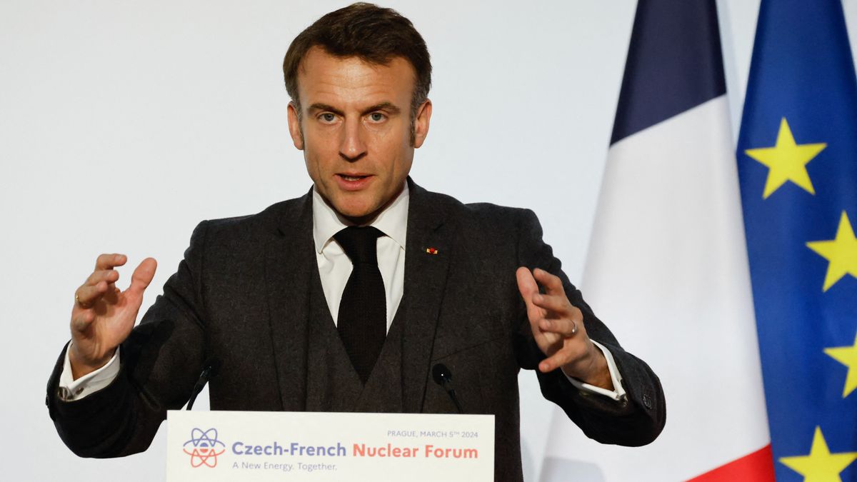 Macron veszélyes, azonnal le kellene mondatni