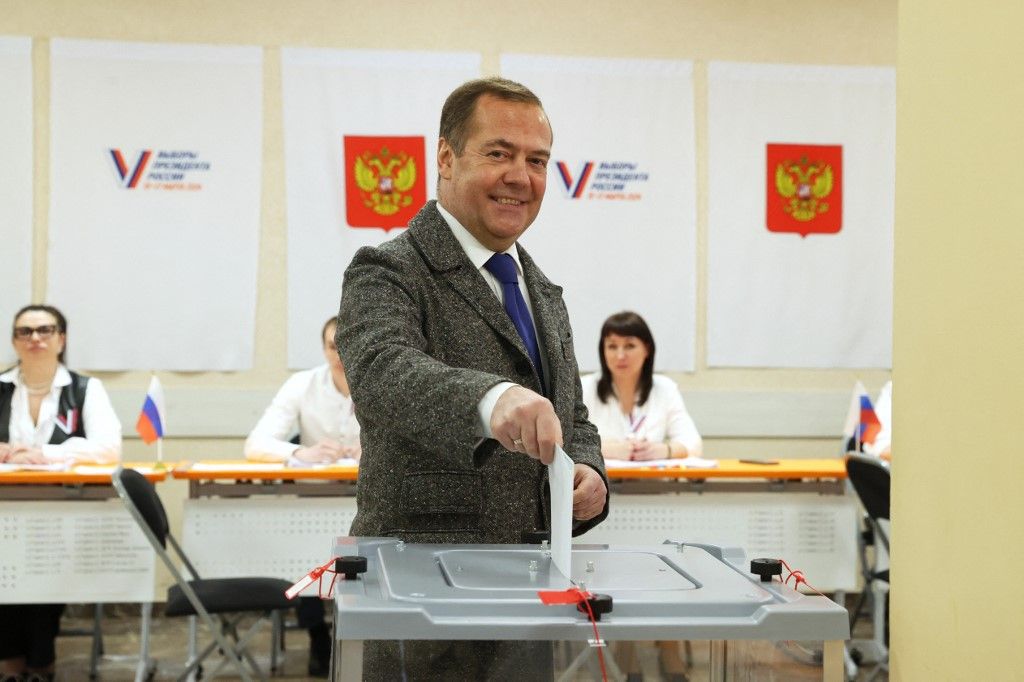 Dmitrij Medvegyev, Oroszország korábbi elnöke, aki jelenleg az ország Biztonsági Tanácsának elnökhelyettese, leadja szavazatát az orosz elnökválasztáson. (Fotó: AFP)