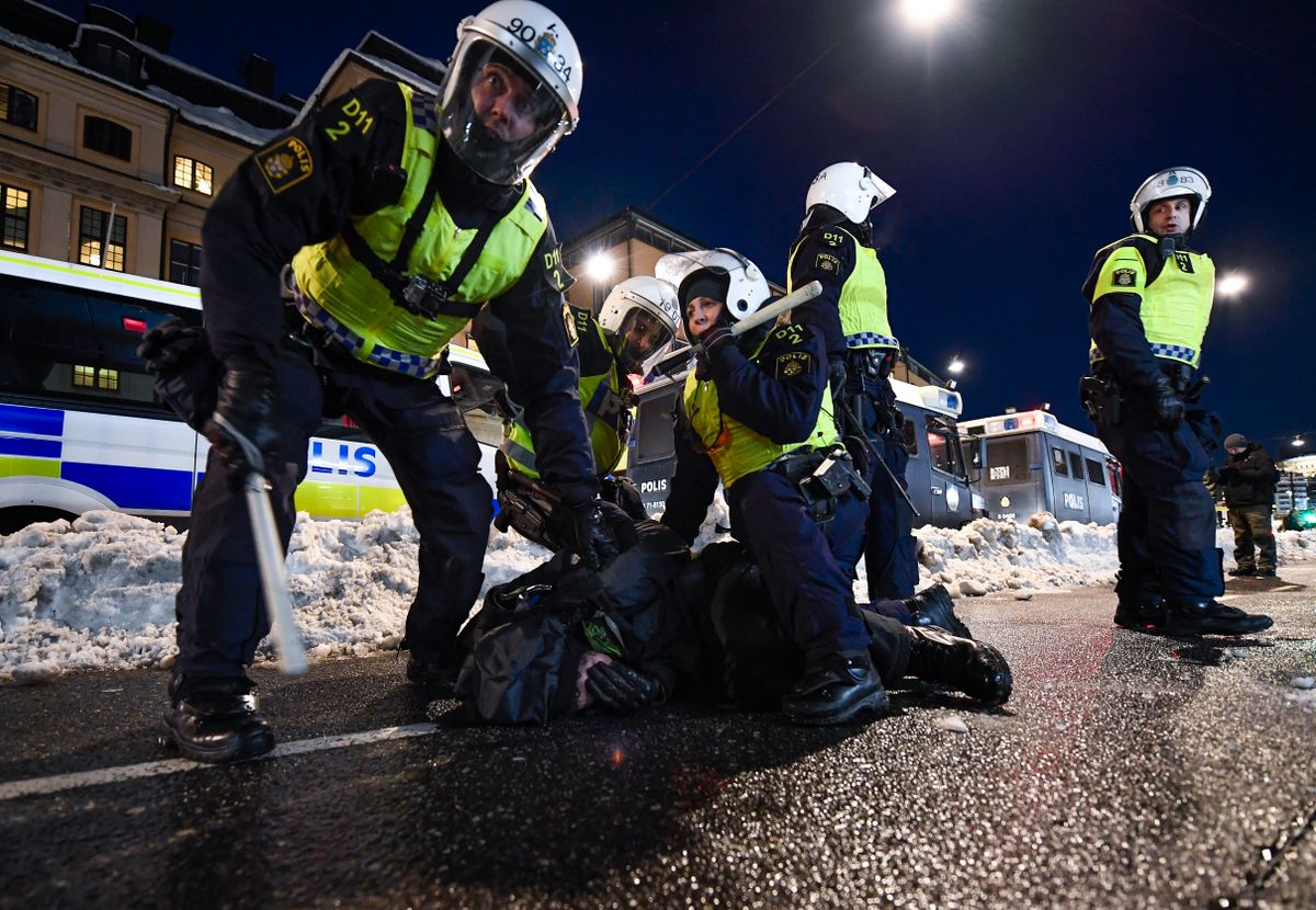 A rendőrök egyre kevésbé tudják felvenni a harcot a kiskorú migránsokat is a soraikban tudó bűnbandák ellen (Fotó: JONATHAN NACKSTRAND / AFP)