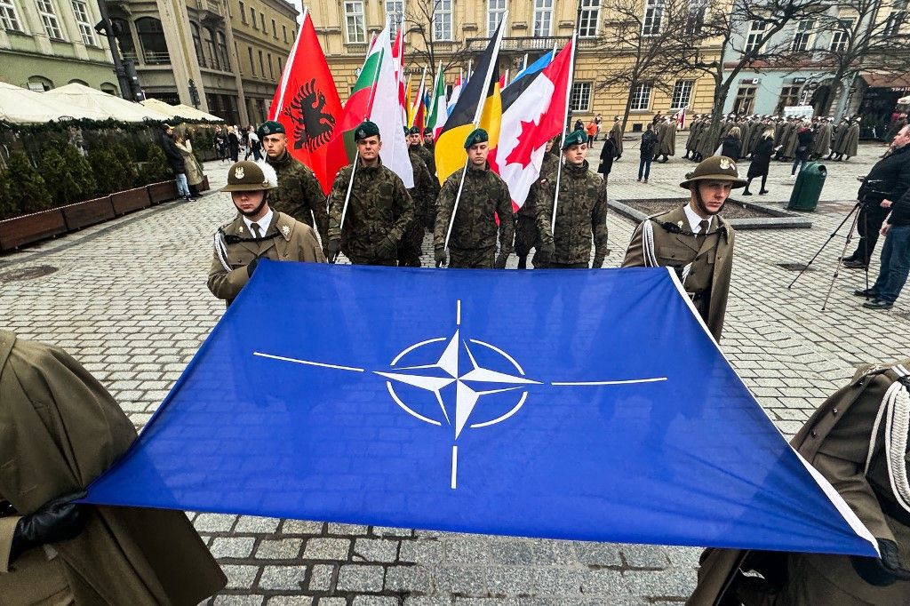 NATO-zászlót hordozó katonák vesznek részt a Lengyelország-NATO-csatlakozás 25. évfordulója alkalmából rendezett ünnepségen Krakkóban, Lengyelországban 2024. március 12-én. Most óvóhelyeket építenének a lengyelek.  