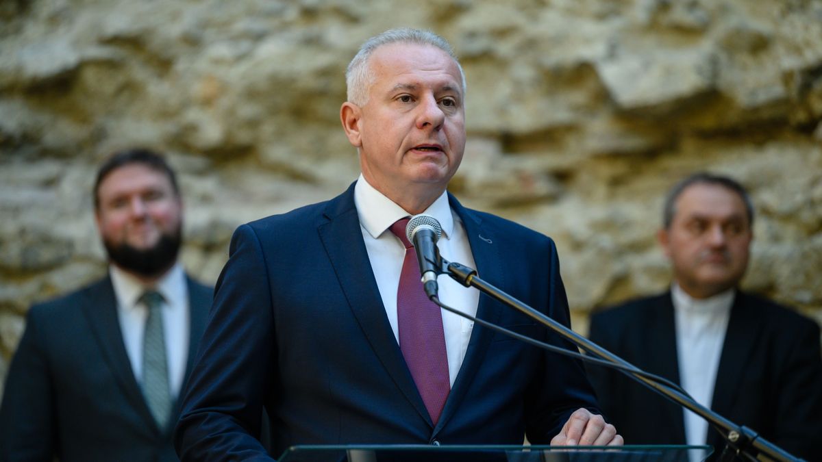 A pécsi városházát behálózza a lakásmutyi