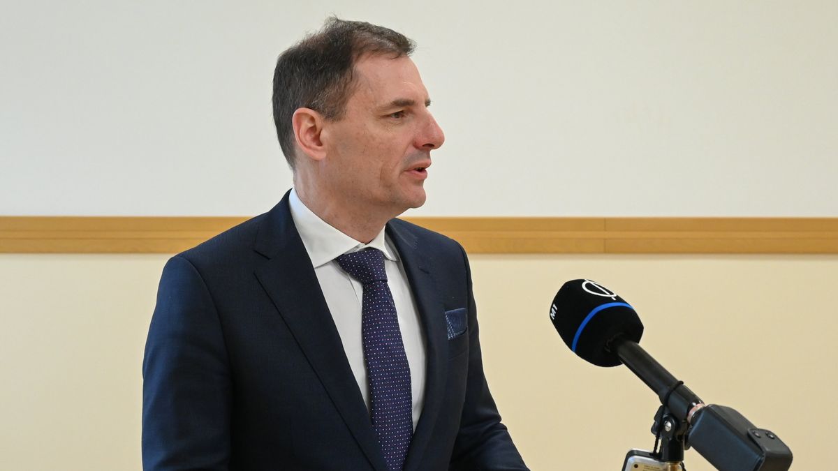 Tuzson Bence: Az EP-választás tétje, hogy a háború, a bevándorlás, a család kérdésében milyen álláspont érvényesül