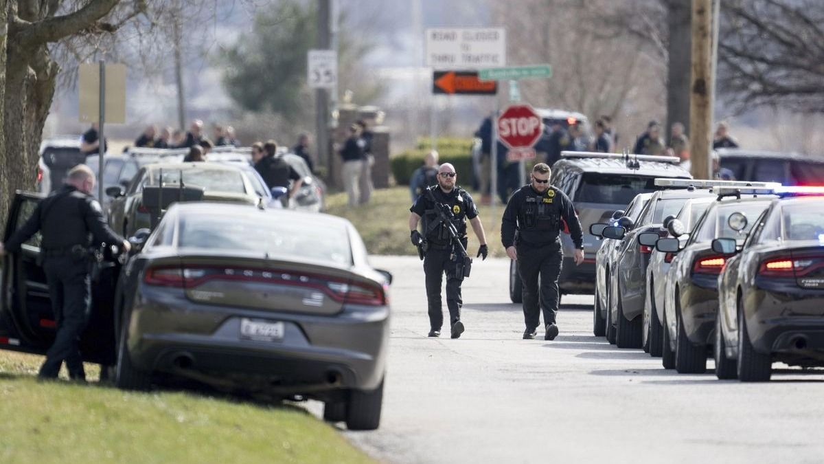 Egy kilakoltatási felszólítást kézbesítő bírósági dolgozót és egy rendőrt lőttek le Missouriban + videó