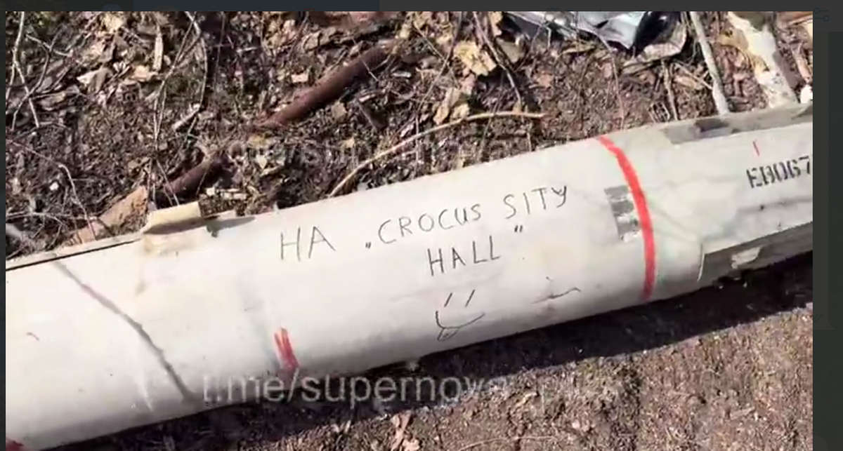 Az ukrán katonák egy radarelhárító rakétára írták rá a megtámadott koncertterem nevét