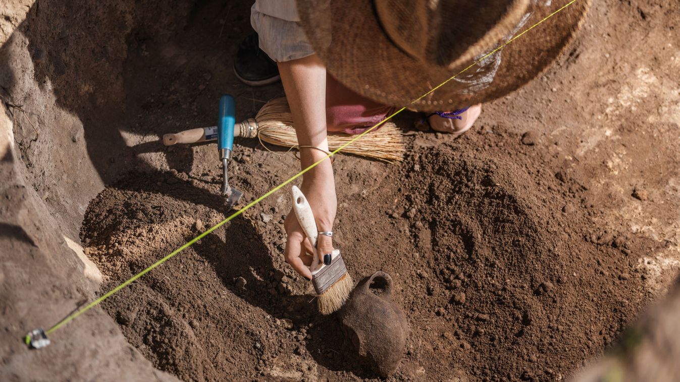 Female,Archaeologist,Digging,Up,Ancient,Pottery,Object,At,An,Archaeological, régézet,ásatás,felfedezés