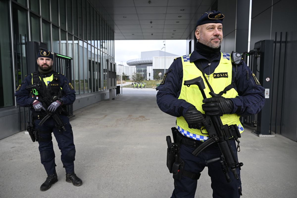 A svéd rendőrök egyre többször tehetetlenek a migránsokból álló bandák ellen (Fotó: JOHAN NILSSON / TT NEWS AGENCY / TT News Agency via AFP)