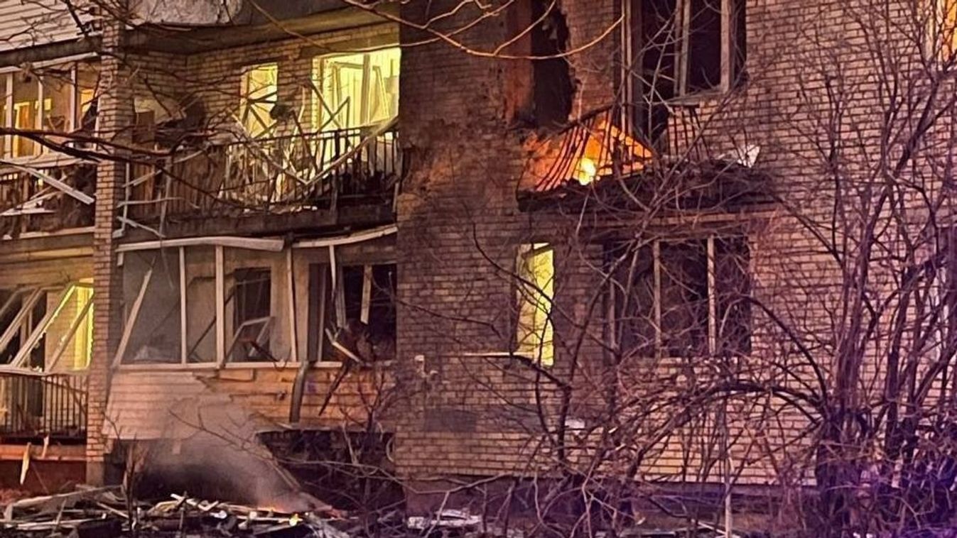 Drón csapódott egy szentpétervári házba
forrás: Telegram