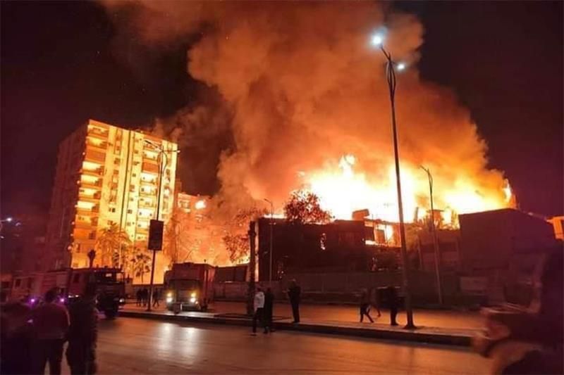 A tűz a stúdió melletti épületekre is átterjedt