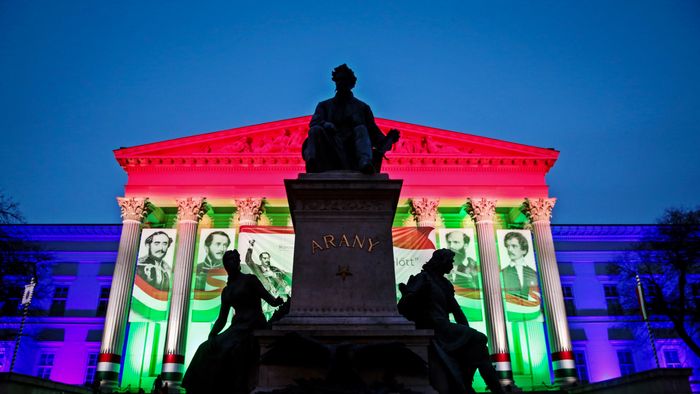 Ünnepi fényfestés a Magyar Nemzeti Múzeum homlokzatán