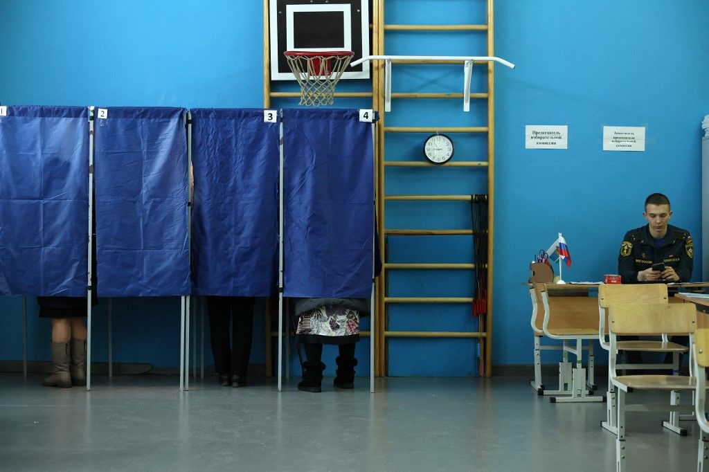 Kép: Az uráli Jekatyerinburgban 2024. március 15-én szavaznak az emberek az orosz elnökválasztáson. (Fotó: Anna JURIEVA / AFP)