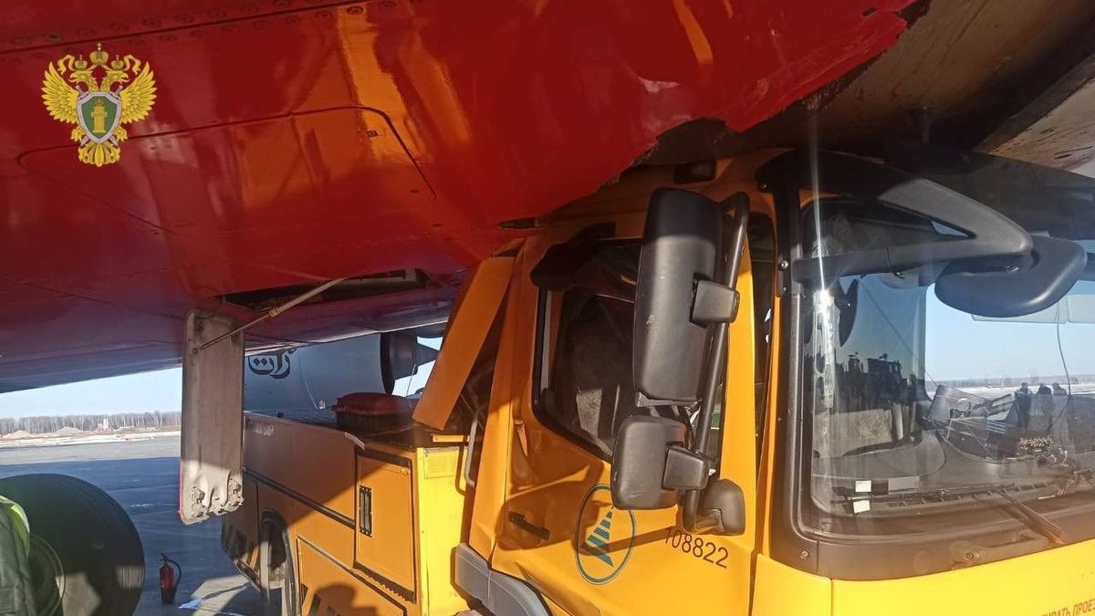 Pánik a repülőtéren: teherautó hajtott neki a Dubajba tartó Emirates járatnak + videó