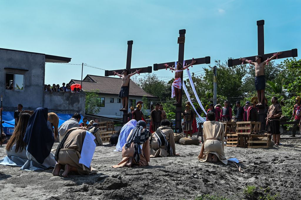 Philippine Christian devotees take part in the re-enactment of the crucifixion of Jesus Christ on Good Friday in San Fernando, Pampanga province on March 29, 2024. (Photo by JAM STA ROSA / AFP)